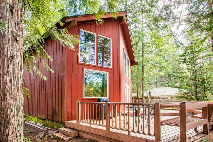 Cinnamon Bear Cabin; Lake Cushman, National Park - Image 1