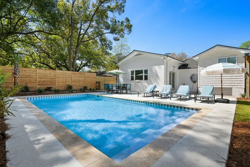 4BR Renovated Home with Pool in Park Circle - Image 1