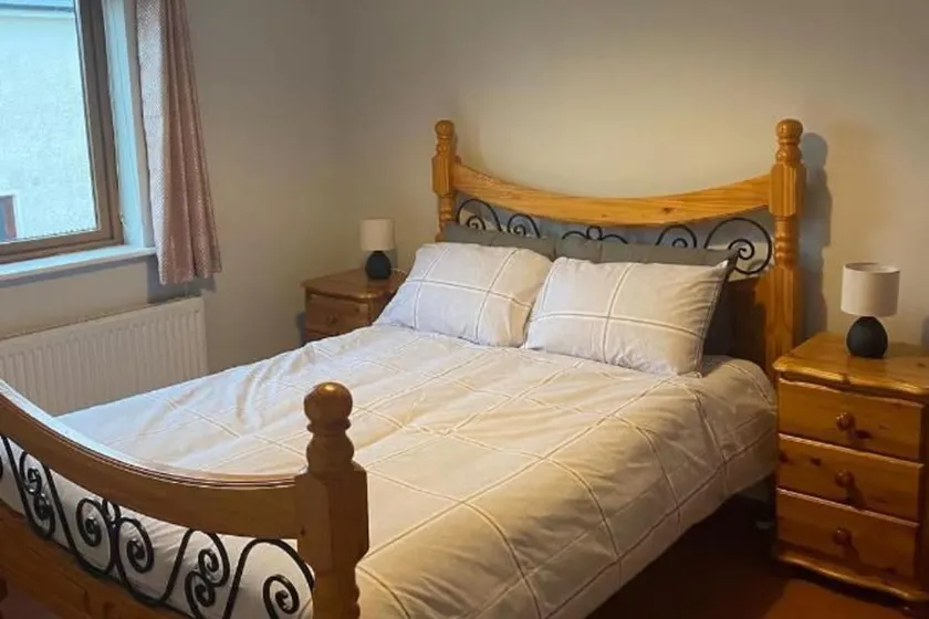 3 Bedroom House-Sleeps 5-Garden-Parking-Dromahaire - Image 1