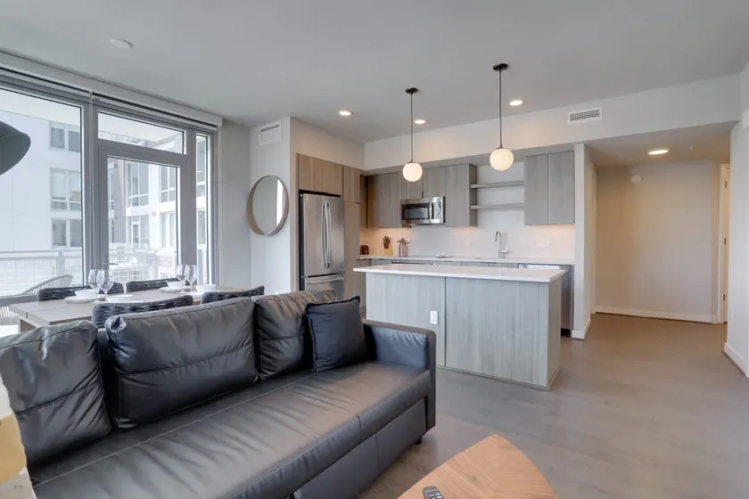 Metro-Connected Clarendon Stay - Image 1