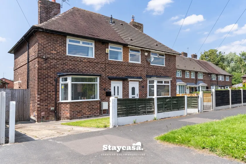 3-Bedroom House w Free Parking, Near MAN Airport! - Image 1