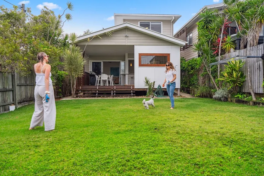 Tooway Beach House Walk to Beach & Pet-friendly - Image 1