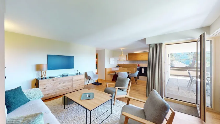 Stylish Family Apartment with Fireplace - Image 1