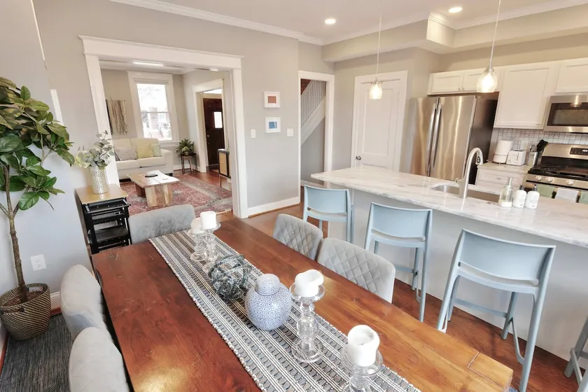 Terrific Family Townhouse + Parking x 2 cars - Image 1