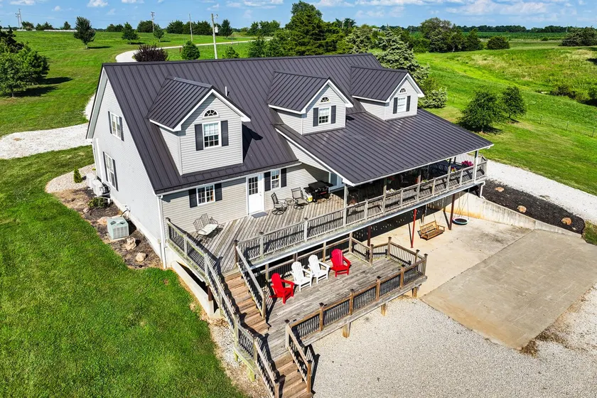 Pond Access & Fishing: 'cedar Lodge' in Versailles - Image 1