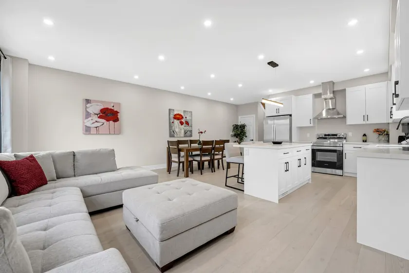 *Premier* 5 Bed Home near Hospital/Niagara/Toronto - Image 1