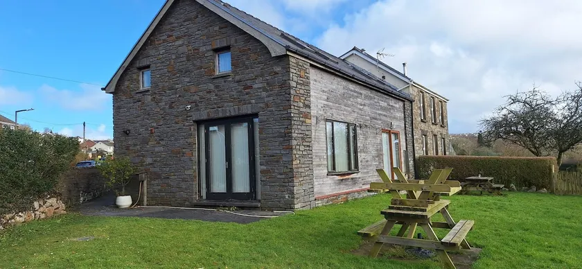 2 Bed Cottage - sleeps 4 - Garden Parking Wifi - Image 1