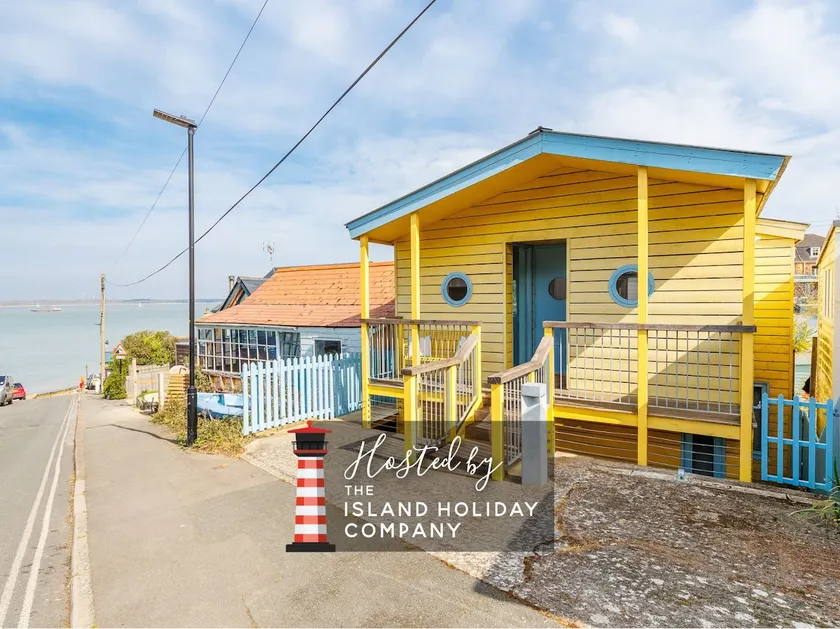 The Deck House - Seafront Upside-Down House with Solent Views, Gurnard - Image 1
