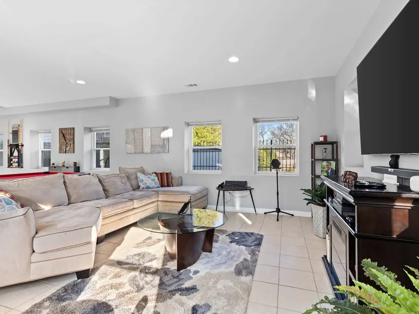 Sunny City Accommodations - Close to METRO and UMD - Image 1