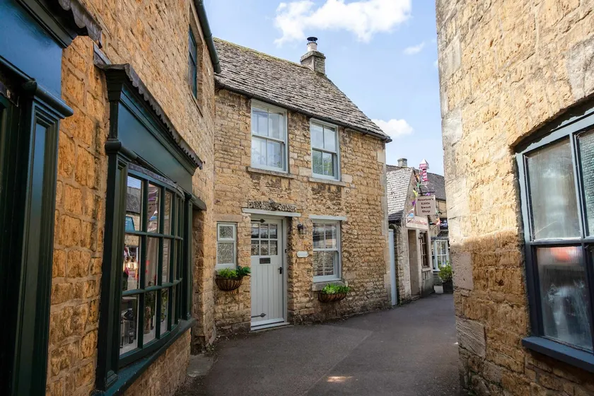 The Best Location In Bourton-Parking-Garden-BBQ - Image 1