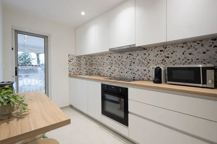 Seaside Elegance Brand New 2BD Luxury Stay - Image 1