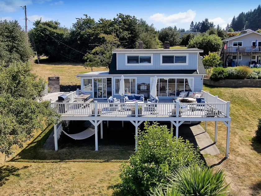 4 bedroom beach house with ocean views - Image 1