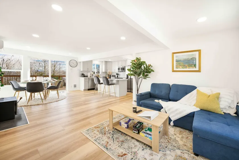 Step-Free 2BR Retreat w/ Panoramic Views on Deck - Image 1