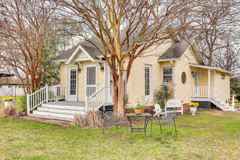 Walk to Lake Chicot: Cottage w/ Yard & Views! - Image 1