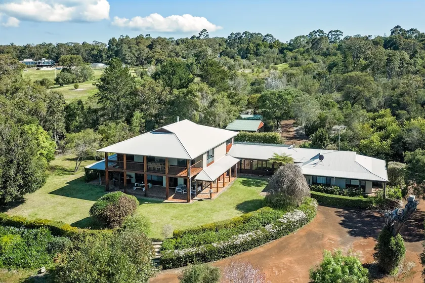 The Manor Family Country Retreat Near the Coast - Image 1