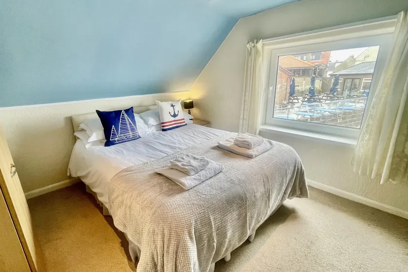 2Bed Maisonette-Sleeps 4-Balcony Sea views Wifi - Image 1