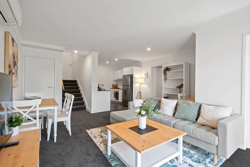 Stylish 1-Bed Apartment with Balcony & Pool Access - Image 1