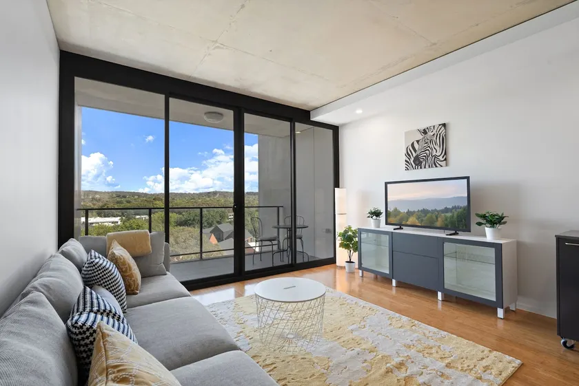 Chic 1-Bed Apartment Near Canberra’s Bustling CBD - Image 1