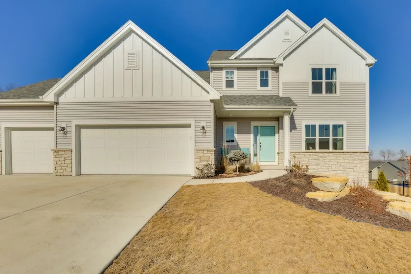 13 Mi to University of Wisconsin: Suburban Home - Image 1