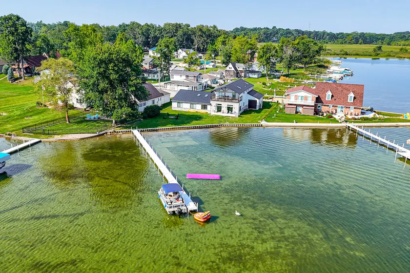 Views, Swimming & Family Fun: Chapman Lake Retreat - Image 1