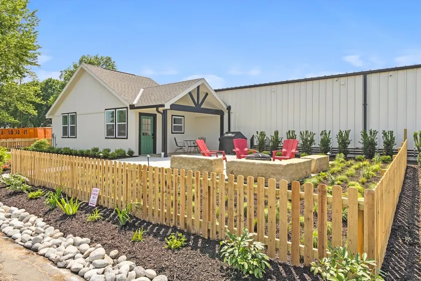 Pilot's Pad Studio on 75 Acres + Fishing Pond - Image 1