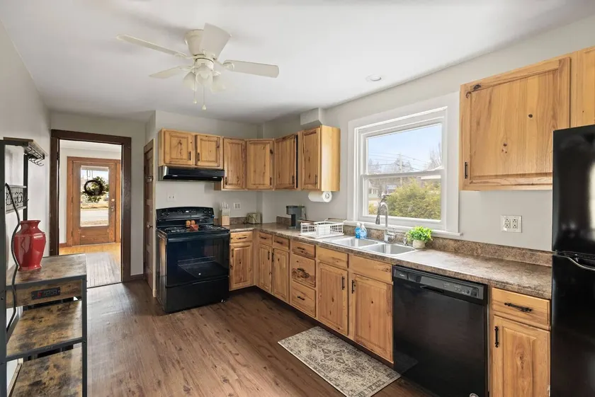 Bright and Simple Spacious Stay-Entire Home - Image 1