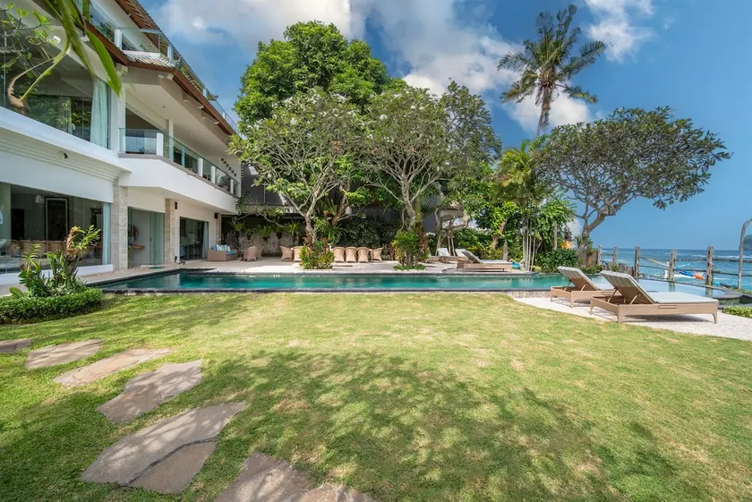 Absolute ocean front luxury in central Candidasa - Image 1