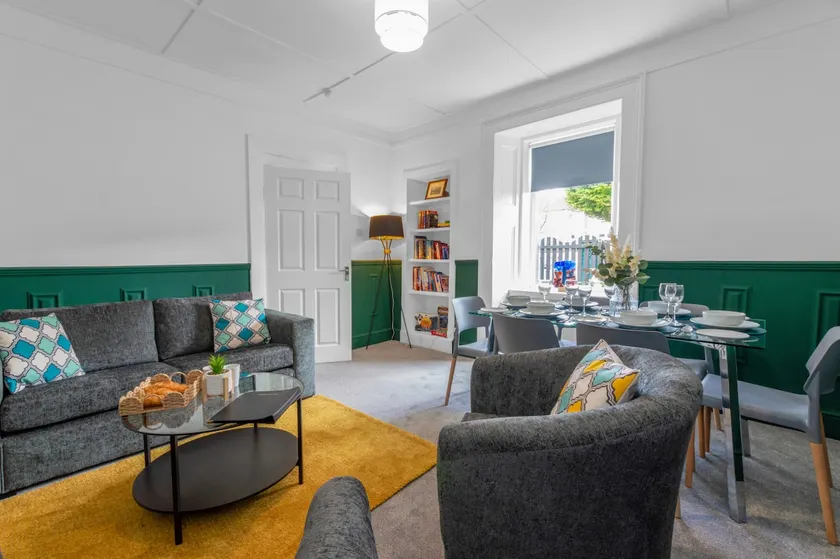 Huge 4-Bed House, Garden, Dog Friendly, Next to M8 - Image 1