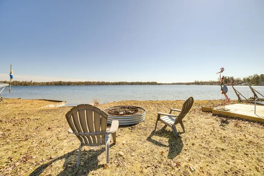 Deck & Scenic Views: Lakefront Cottage in Hale! - Image 1