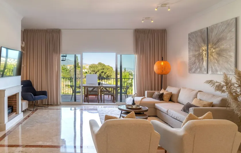 Serene hideaway, luxurious 2-bedroom penthouse apartment in the exclusive Paraíso Pueblo - Image 1