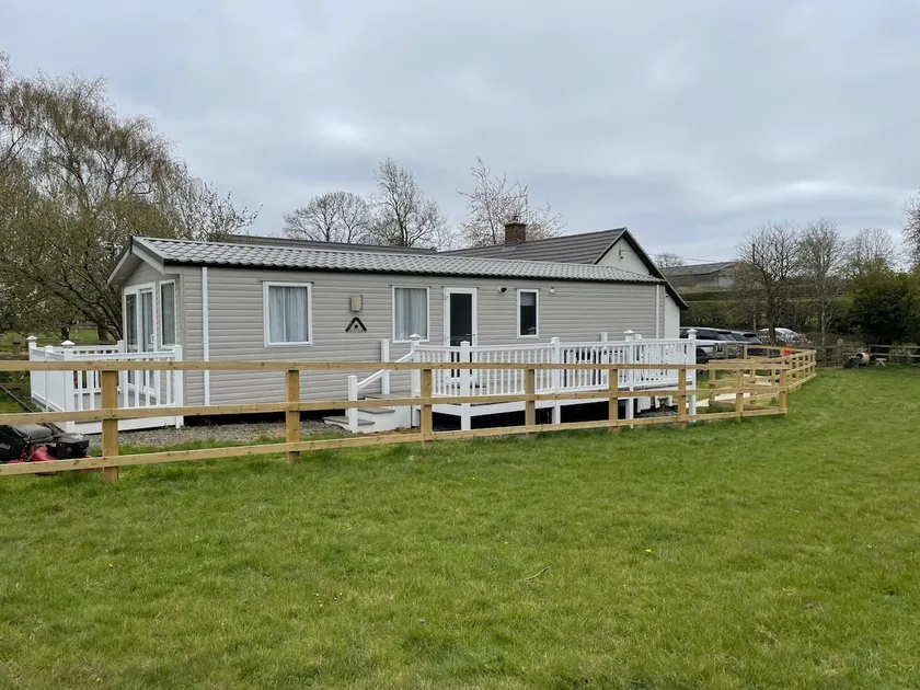 Caravan in Holcot - Sleeps 6 - Maximum 6 people - Maximum 4 adults per booking -Pet Friendly - Image 1