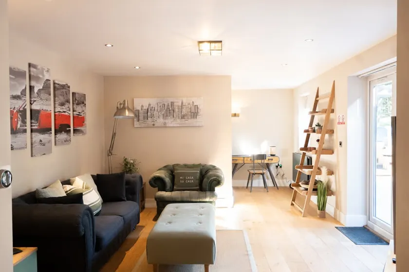 Vineyard Style 2BR with Garden and Parking - Image 1