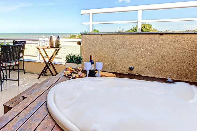 Breezes #404 - Apto com Jacuzzi by carpediem - Image 1