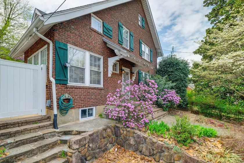 1 Mi to Dtwn Roanoke: Home w/ Yard & Mtn View! - Image 1