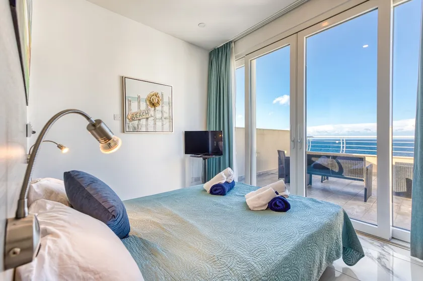 Stylish Penthouse Studio Bay Square 5 - Image 1