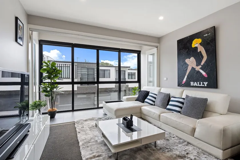 Modern 3-Bedroom Townhouse in Quiet Greenway - Image 1