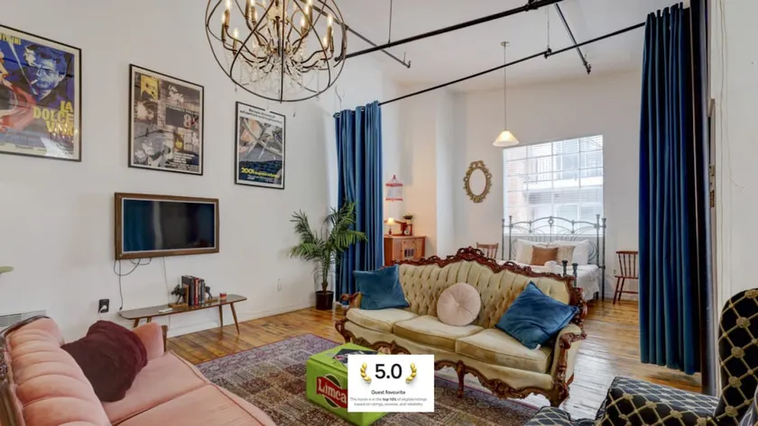 The Vintage Gem: Spacious Loft in Old Port MTL. - Image 1