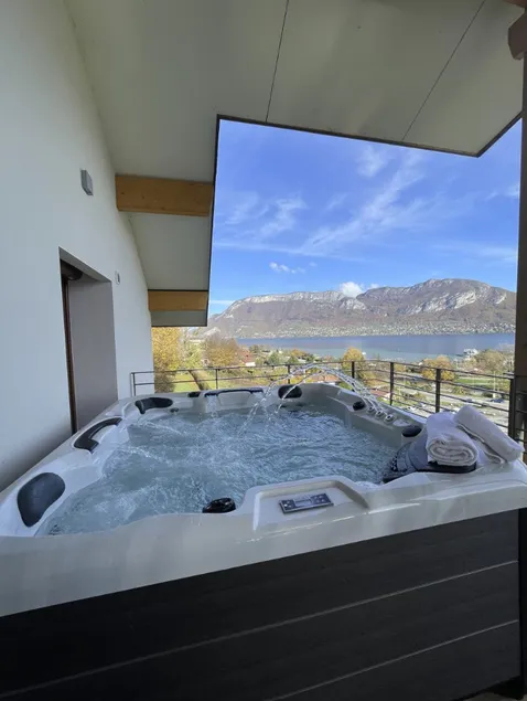 Villa l'or bleu Duplex: 4 bedrooms, 180° Lake View, - Image 1