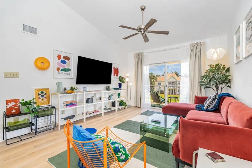 Bright King Bed Escape Pondview Half mile to Beach - Image 1
