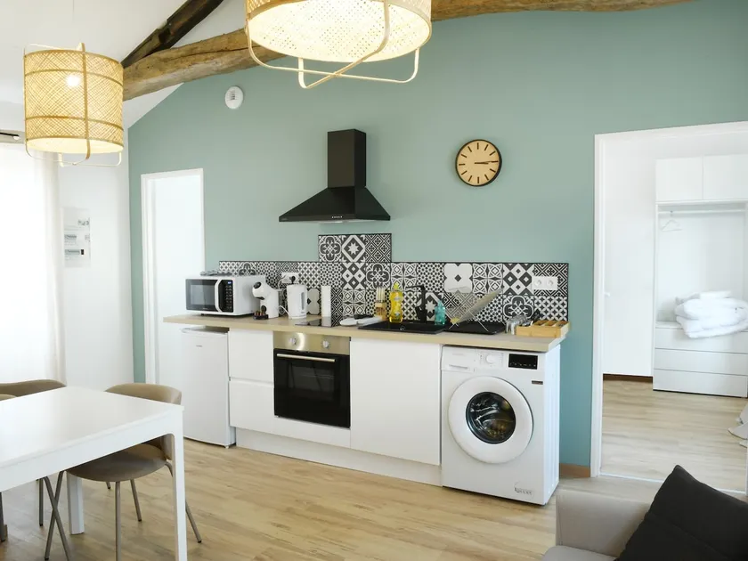 Elegant 2-bedroom apartment with air conditioning, wifi, linen - Image 1