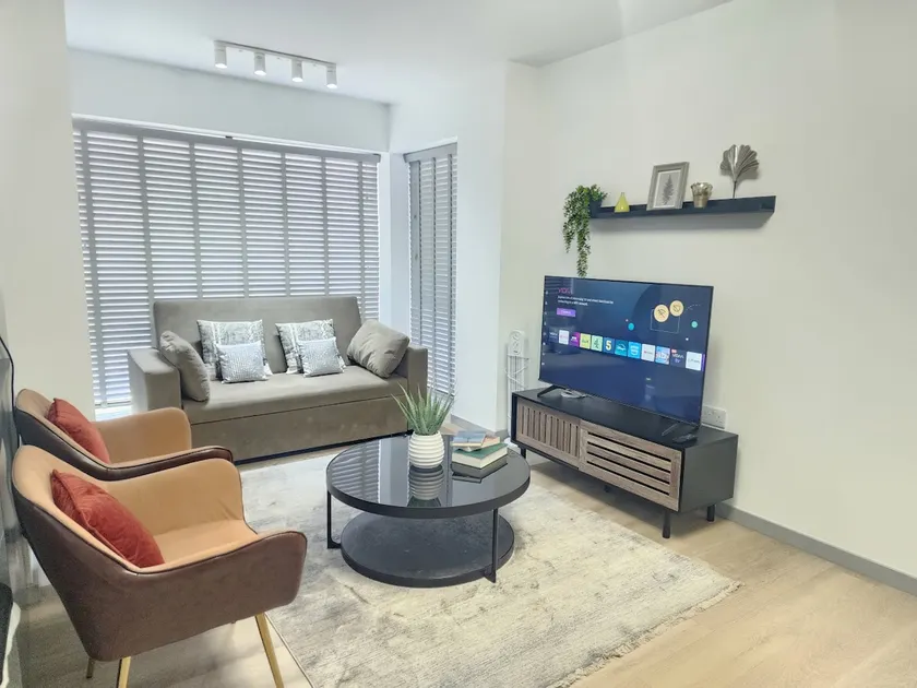 Modern 2-Bed Apartment, Sleeps 5, Free Parking, Netflix, New built - Image 1