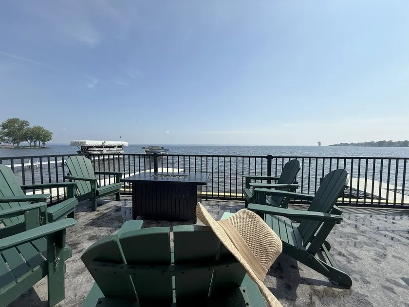 Huge Oneida Lakefront Retreat - Sleeps 20! - Image 1