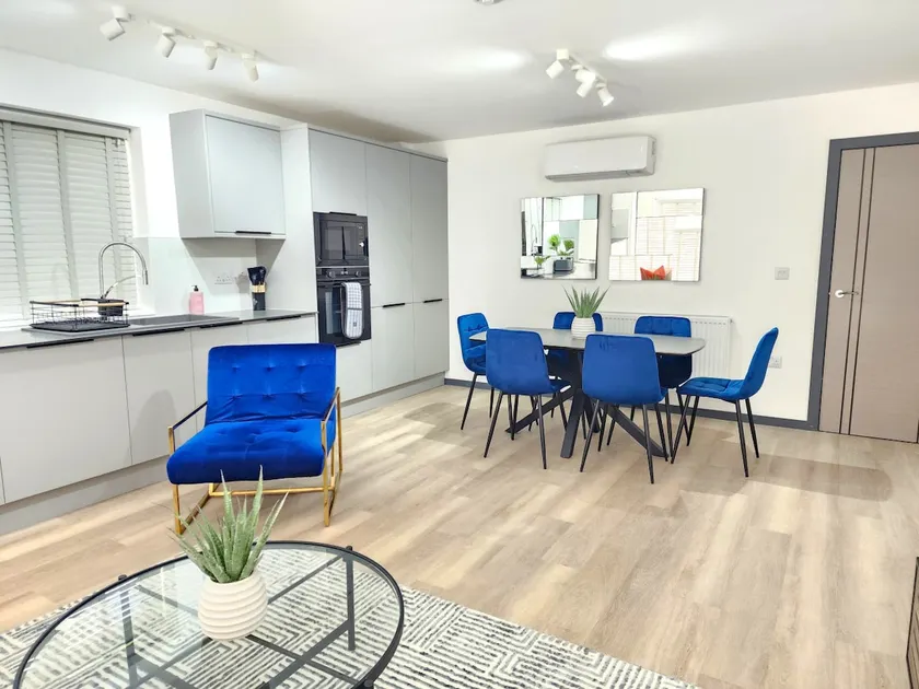 Luxury 2-Bedroom with A/C, Free Parking,Netflix - Image 1