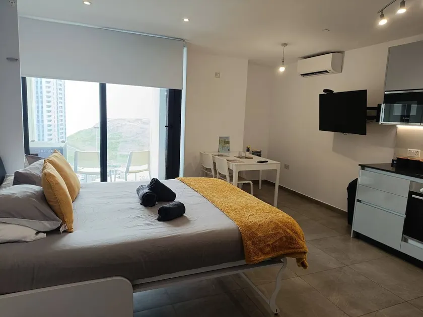 E1 18th Floor Studio, Scenic Views of Beach & Sea - Image 1