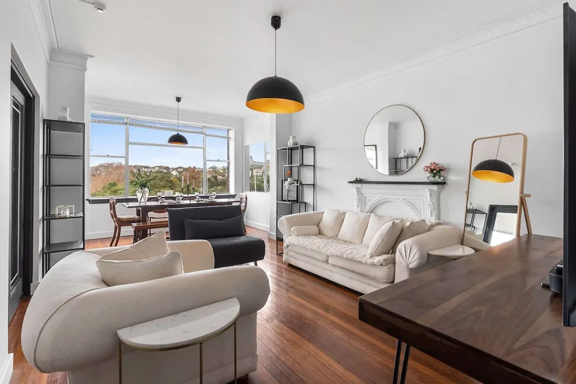 Stunning Waterfront Haven with Majestic Views - Image 1