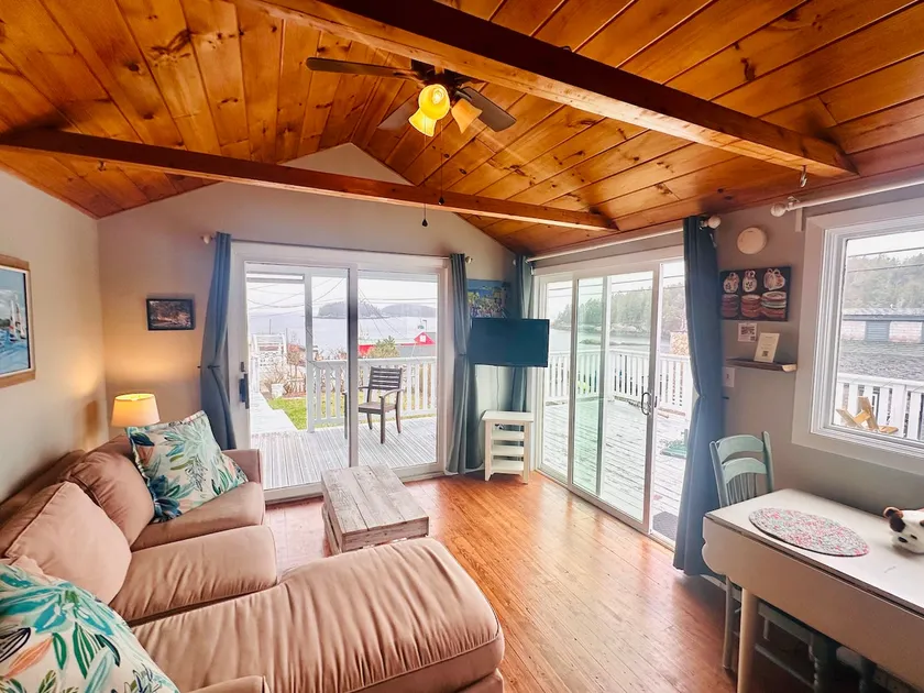 Mid Coast Getaway w/ water views - Image 1