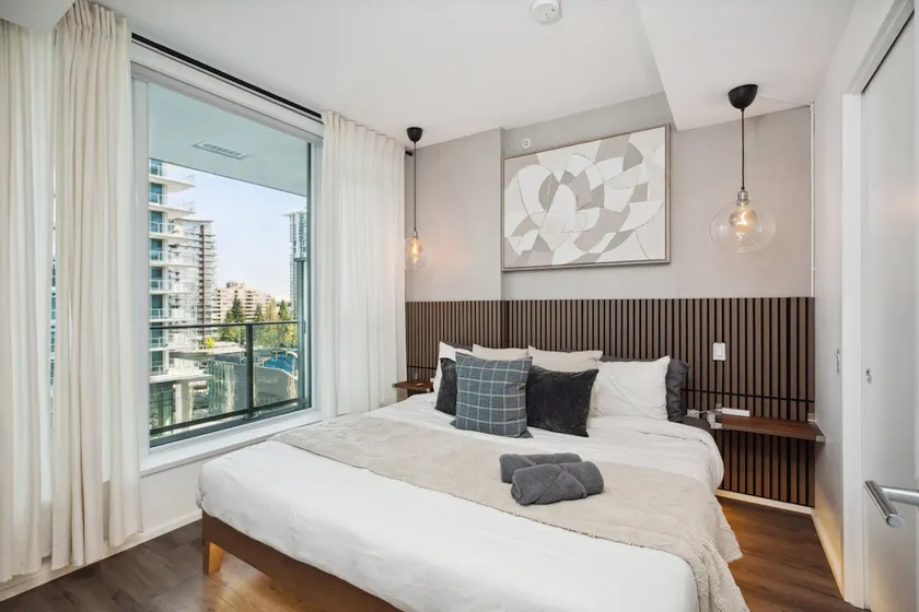 King Bed/Skytrain/Gym/FreeParking/Sleeps 6 people! - Image 1