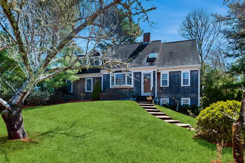 Charming Coastal Home with Deck and Private Yard - Image 1