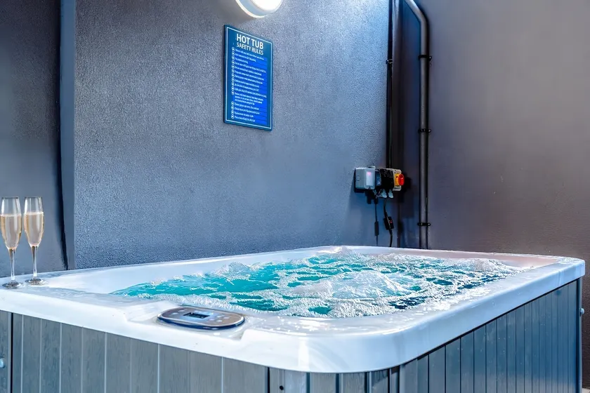 Stylish Stokes Croft Apartment, private hot tub - Image 1