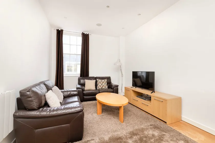 Stylish Apartment in Edinburgh City Centre, Sleeps 4. License no. EH-68704-F - Image 1